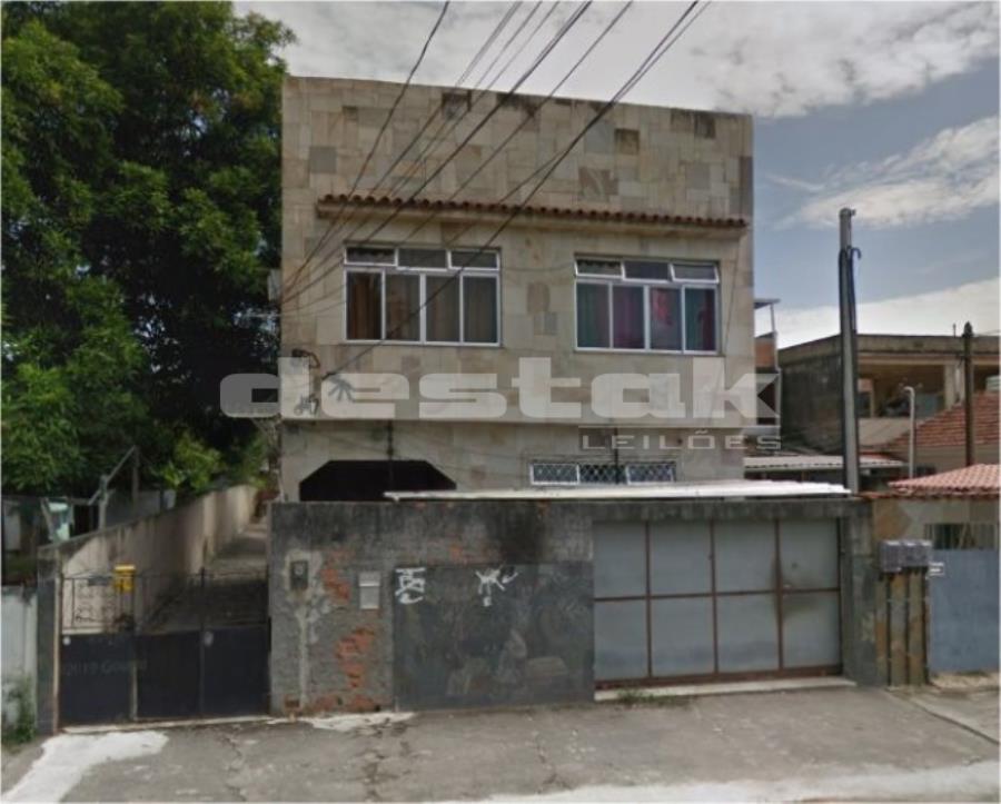 Casa com 3 residências em Marechal Hermes/RJ