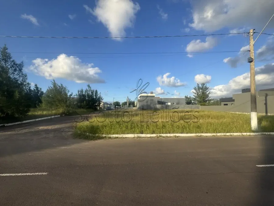 Terreno de esquina na Praia de Atlântida Sul, 500m²
