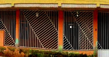 Casa em leilão com 2 vagas e ocupada