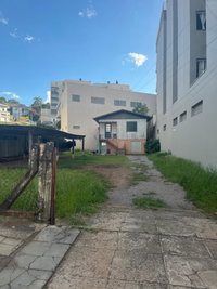 Terreno urbano com casa de dois pavimentos, 615,13m²