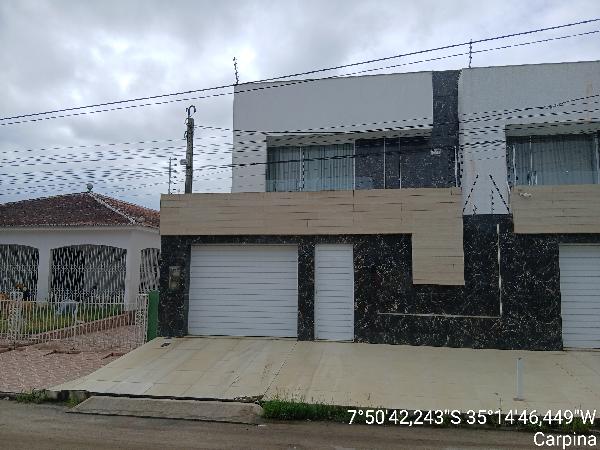 Casa com 4 quartos, 6 banheiros e 237,98 m²