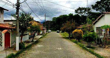Casa ocupada com 178m² construída em terreno de 300m²
