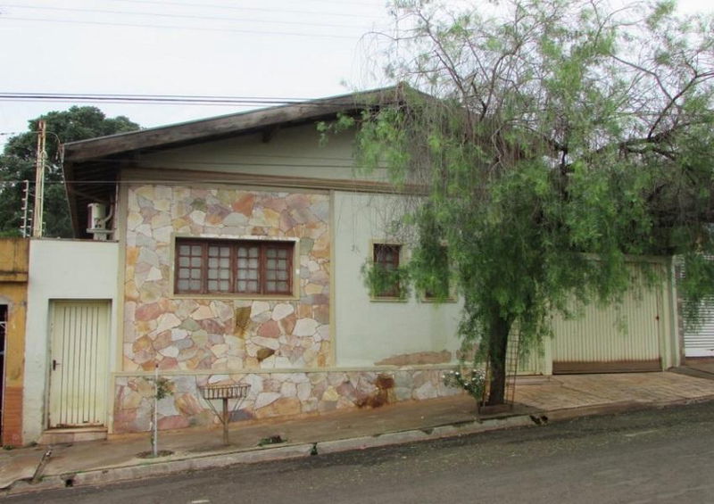 Casa espaçosa com piscina e 3 dormitórios no Centro de Barretos