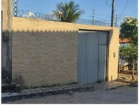 Casa com 2 quartos, 2 banheiros, varanda, área construída 205,6m², ocupada