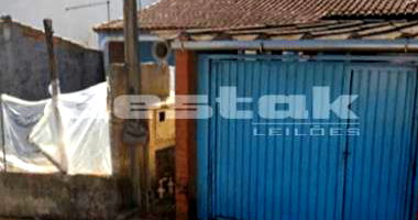 Casa com amplo quintal, garagem e 400m² de terreno