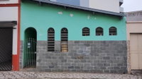 Casa padrão com 3 quartos, 2 banheiros, 1 sala, ocupada