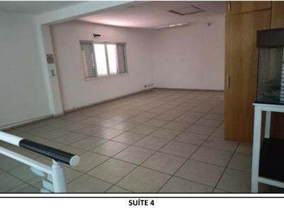 Chácara de alto padrão com 5 suítes e área total de 5.381 m²