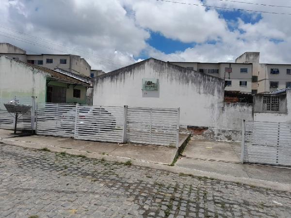 Casa com 2 quartos, 2 banheiros e 1 vaga de garagem