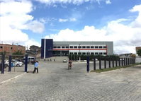 Imóvel comercial com galpões e ampla área de estacionamento