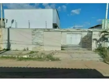 Casa ocupada com 180m² construídos
