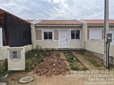 Casa com 2 Quartos em Condomínio com Área de Serviço