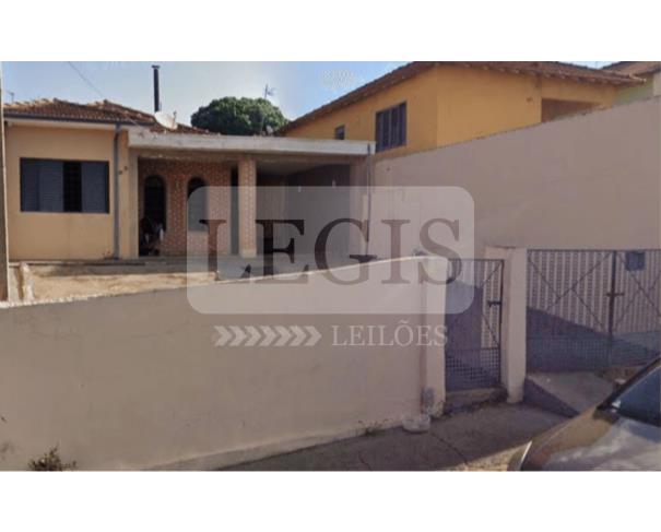 Terreno residencial com 154m², 95,70m² construídos, 1 quarto, 1 banheiro