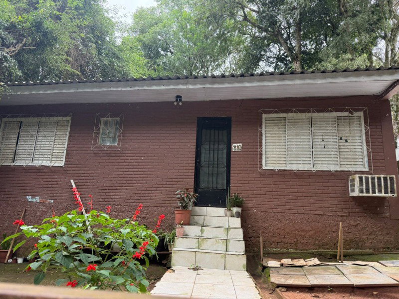 Terreno com casa não averbada, 555m², 3 quartos