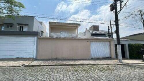 Casa Ocupada com 305m² de Área Construída