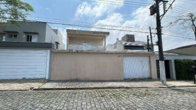 Casa Ocupada com 305m² de Área Construída