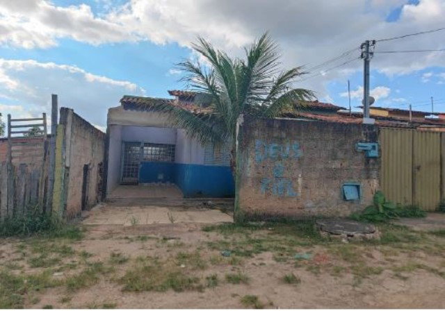 Casa ocupada com potencial em Santo Antônio do Descoberto