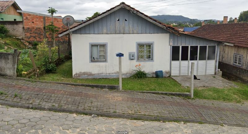 Casa de alvenaria com garagem coberta, terreno 360m²