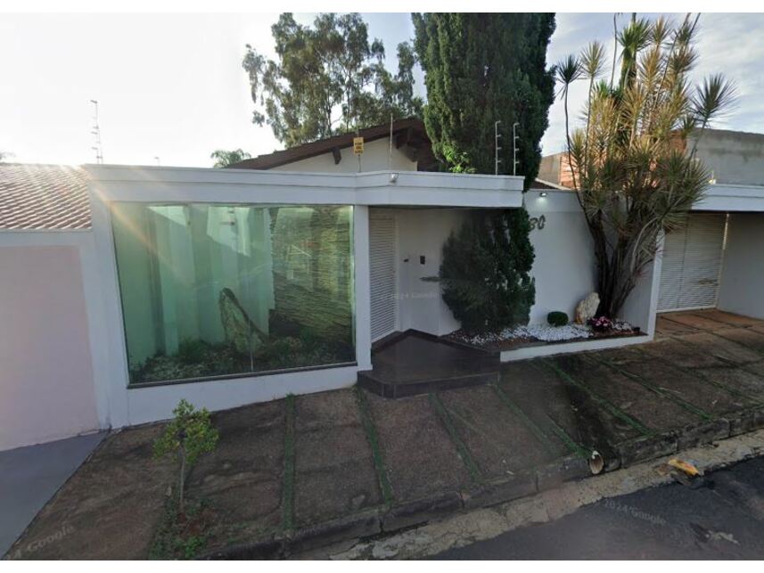 Casa com 228,72m² construídos, 3 quartos, 2 banheiros, ocupada