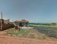 Terreno urbano com edícula e muro alto, 200m²
