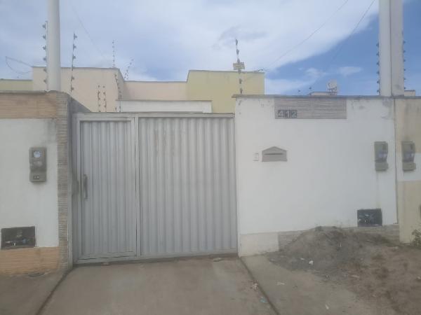 Casa com 2 quartos, varanda e 67,75m²