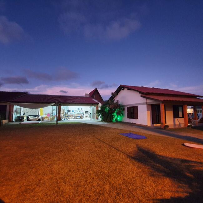 Casa com 200m² e 2 terrenos, esquina, vista mar e serra