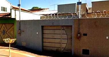 Casa Ocupada com 2 Quartos e Varanda Gourmet em Goiânia