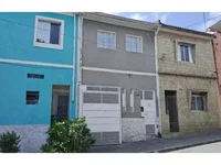 Casa ocupada com 93 m² construídos