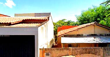 Espaçosa Casa Desocupada com 91 m² Construídos e 160 m² Terreno