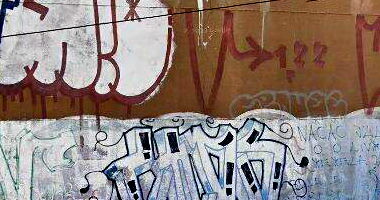 Terreno amplo 160m² com construção não averbada, desocupado