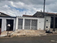 Casa com 2 quartos, 1 banheiro e 1 vaga de garagem