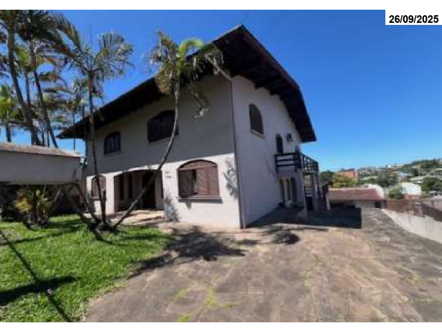 Sobrado com 533,13m², 3 suítes, banheira de hidromassagem e 3 vagas