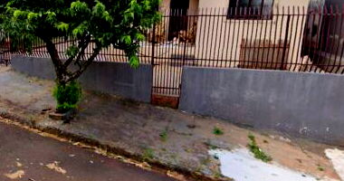 Espaçoso Terreno de 424 m² com Benfeitorias e Construções