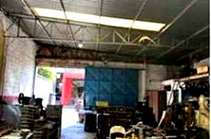 Terreno plano 165m² no centro com barracão comercial 286m²