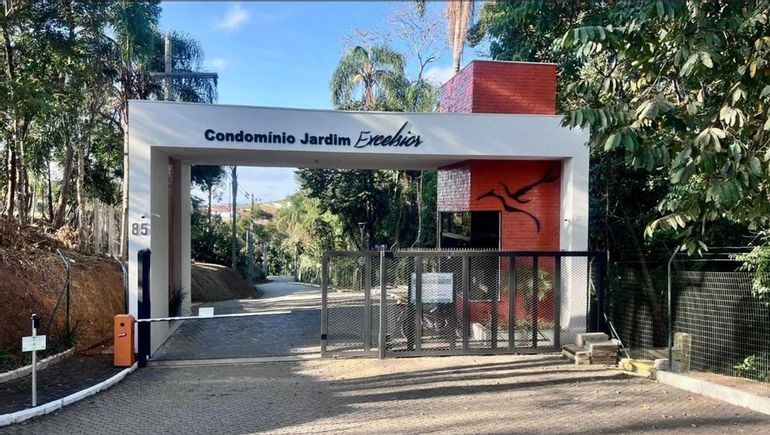 Casa com 531,40m² e apartamento com 41,05m² em Juiz de Fora