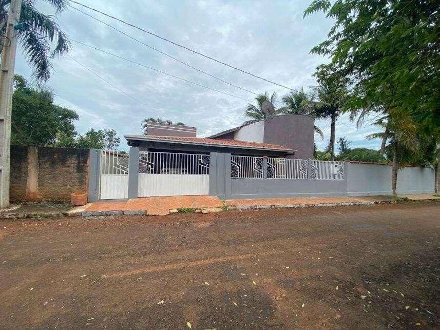 Casa Ocupada com 1 Vaga e Ampla Área em Santo Afonso/MT