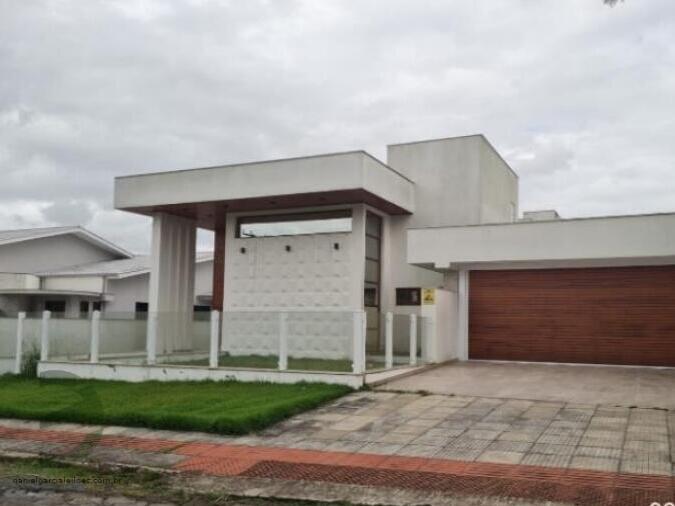 Terreno com construção 480m², 3 quartos, 3 banheiros, garagem