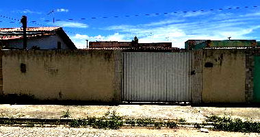 Casa 2 quartos, 1 banheiro, 81.55m² construída, varanda e área de serviço