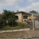 Casa com terreno de 330m² e área construída padrão, desocupada