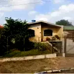 Casa com terreno de 330m² e área construída padrão, desocupada
