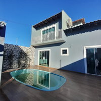 Sobrado em alvenaria com piscina e edícula