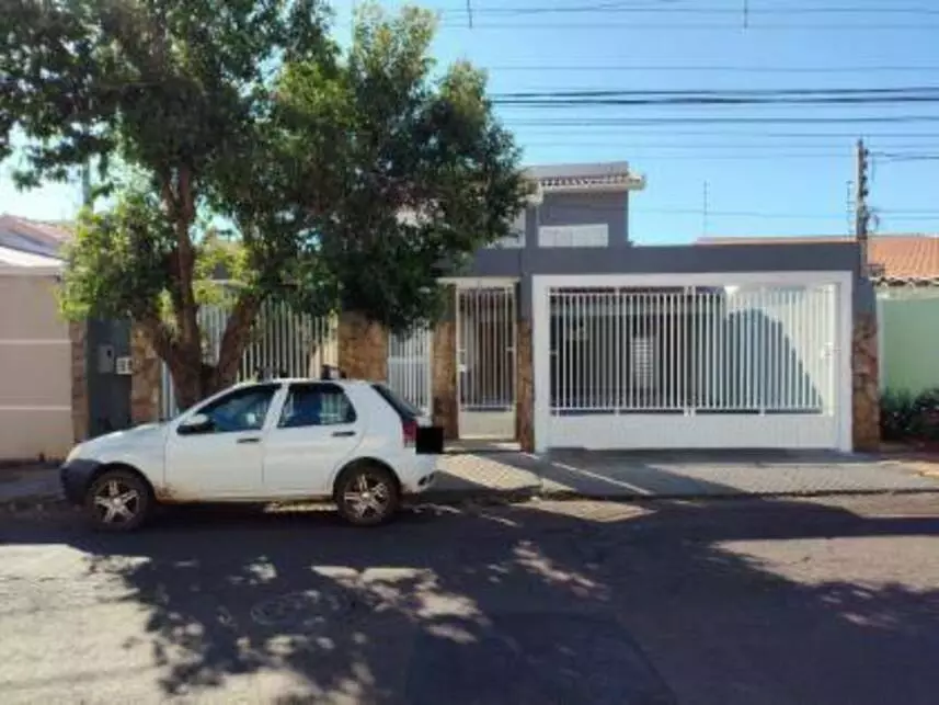 Casa com 1 vaga de garagem, 600m² de terreno e 282m² construídos