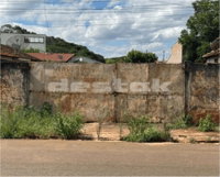 Espaçoso Terreno de 400m² com Cercado e Muros