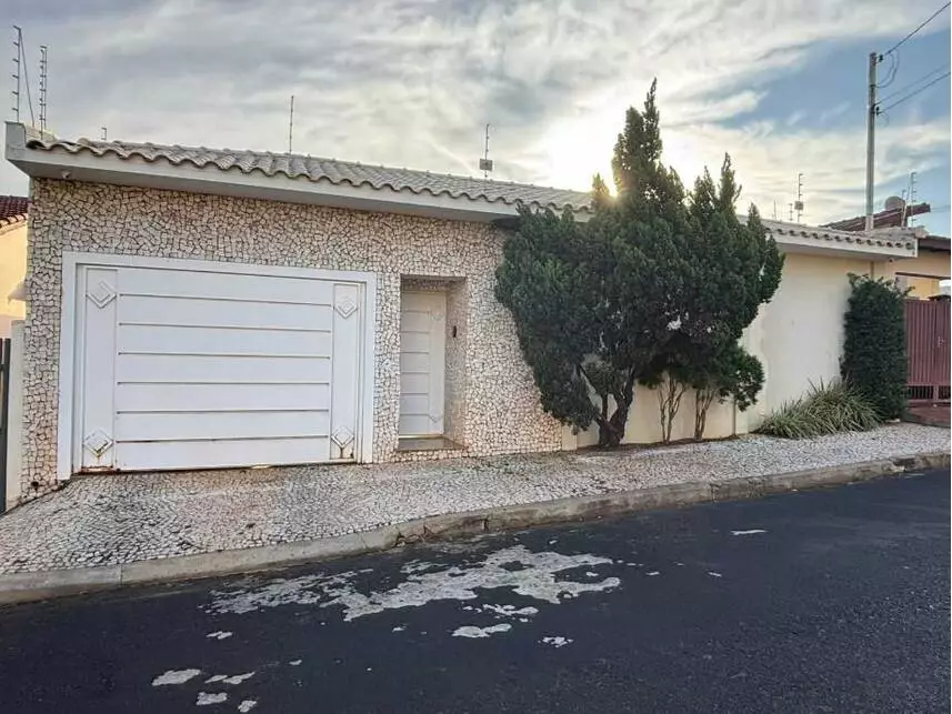 Casa Ocupada com 360m² de Terreno e 296m² Construídos