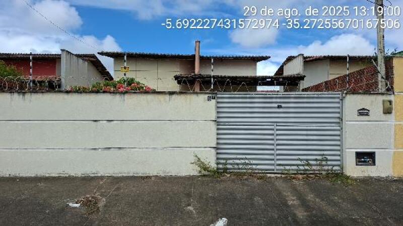 Casa com 2 quartos, 2 banheiros e 1 vaga de garagem