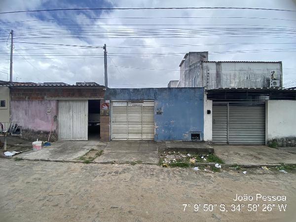Casa com 2 quartos, 2 banheiros e 1 vaga