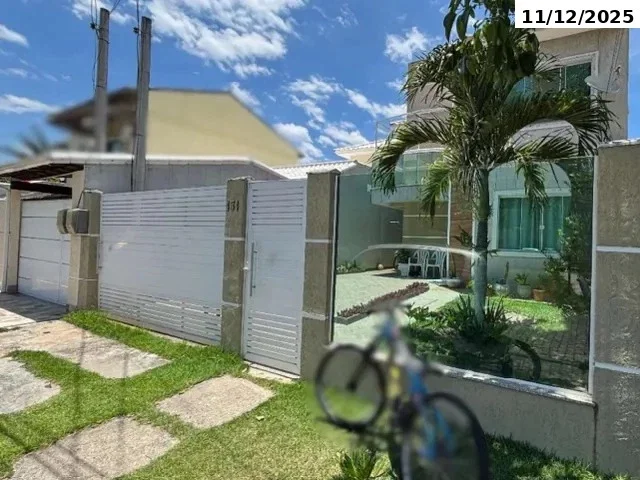 Casa com Piscina e 3 Quartos em Condomínio