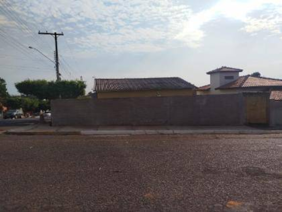 Casa com 2 vagas de garagem, 114,52 m² construídos, ocupada