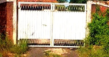 Casa Ocupada com 2 Vagas e Grande Terreno em Guaiçara/SP