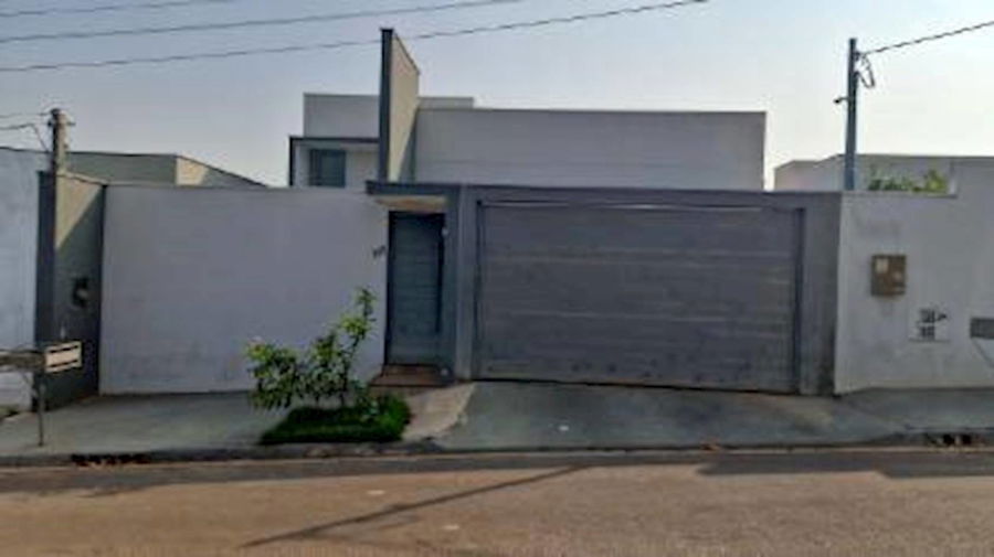 Casa padrão com 3 quartos, 2 banheiros, 2 vagas, 177m² construída, ocupada
