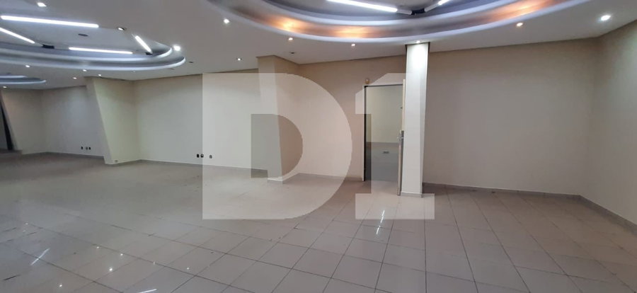 Loja comercial desocupada com 575 m² e estrutura pronta